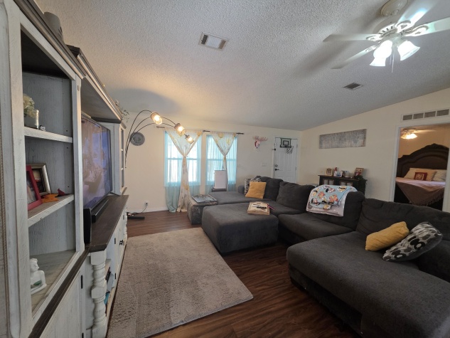 3206 Sunset Oaks Dr, Plant City, Florida 33563, 3 Bedrooms Bedrooms, ,2 BathroomsBathrooms,All - Age Mobile Home,For Sale,Sunset Oaks Dr,4300