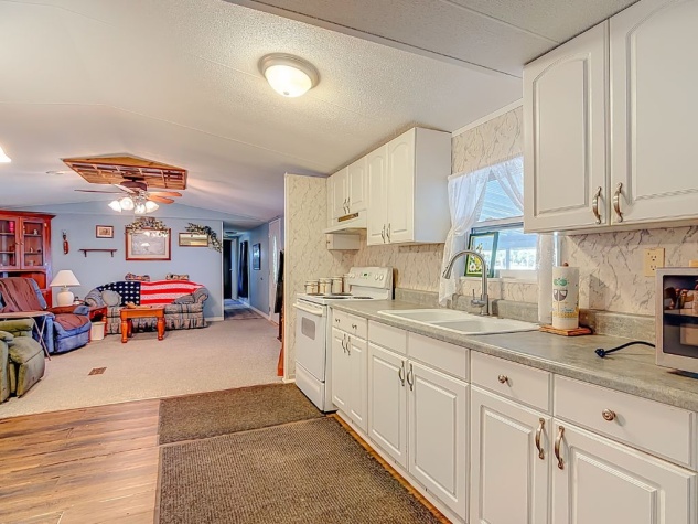 1201 Arizona Ave, Frostproof, Florida 33843, 3 Bedrooms Bedrooms, ,2 BathroomsBathrooms,55-Plus Mobile Home,For Sale,Arizona Ave,4420