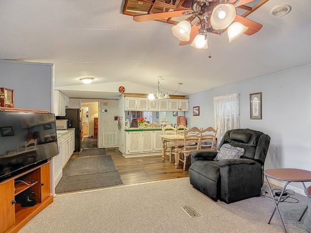 1201 Arizona Ave, Frostproof, Florida 33843, 3 Bedrooms Bedrooms, ,2 BathroomsBathrooms,55-Plus Mobile Home,For Sale,Arizona Ave,4420