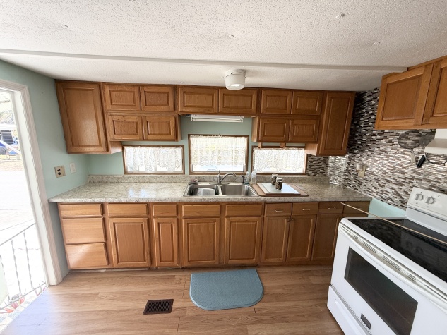 106 Diogenes St, Dunedin, Florida 34098, 2 Bedrooms Bedrooms, ,1 BathroomBathrooms,55-Plus Mobile Home,For Sale,Diogenes St,4551