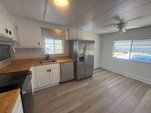 422 Sunset Circle N, Ellenton, Florida 34222, 2 Bedrooms Bedrooms, ,2 BathroomsBathrooms,55-Plus Mobile Home,For Sale,Sunset Circle N,4579